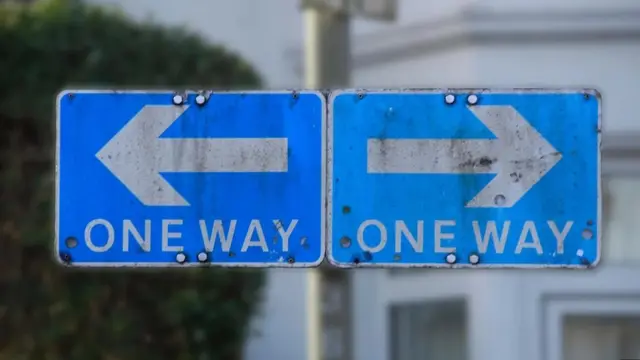 العبارات المتناقضة