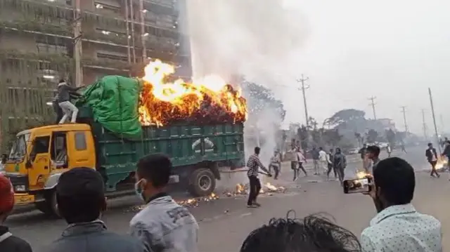 ট্রাকে আগুন