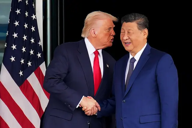 特朗普（左）與習近平（右），背後是美國國旗
