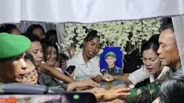 Militer, Prada Lucky