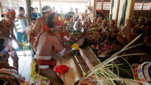 Sikerei melakukan ritual adat suku Mentawai di Matotonan.