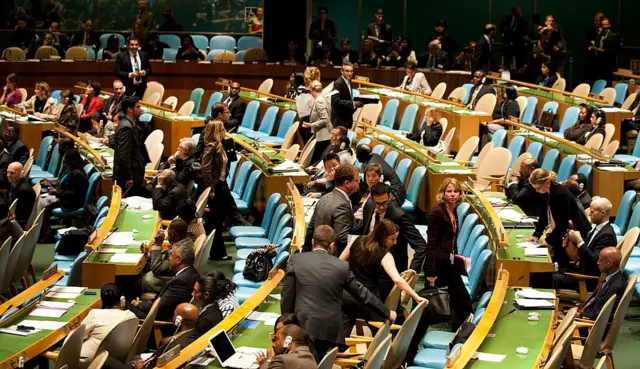 ২০১১ সালে ইরানের প্রেসিডেন্ট মাহমুদ আহমেদিনেজাদের বক্তব্যে সময় পশ্চিমা প্রতিনিধিদের ওয়াক আউট