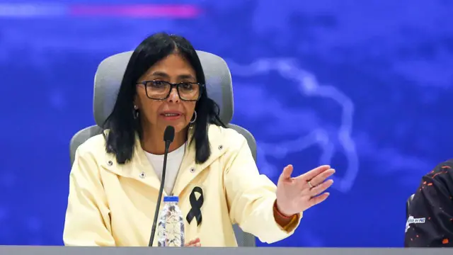 Delcy Rodríguez habla sentada. Viste una chaqueta de color claro.