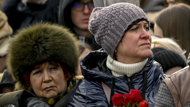 Pipo dey cry during di burial of Alexei Navalny