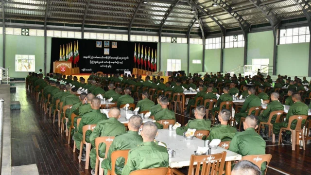 နိုဝင်ဘာလတုန်းက လုပ်တဲ့ ရှမ်းပြည်နယ်၊ ကျိုင်းတောင်းမြို့က အမှတ် ၃ တန်းမြင့်သင်တန်းကျောင်းက စစ်မှုထမ်းသင်တန်း အပတ်စဉ် ၁၉ ဖွင့်ပွဲအခမ်းအနား