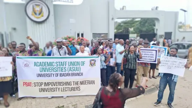 Awọn olukọ ASUU to n se iwọde ni Fasiti Ibadan