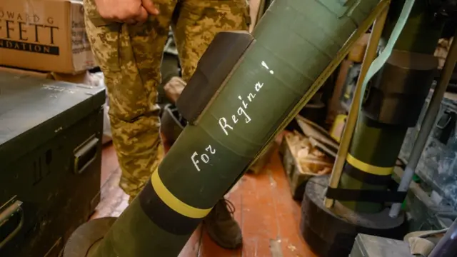 2025年1月20日,一枚绿色导弹上以白色油漆写着“献给Regina!”。导弹底部立于室内地板上,后方可见一名身穿迷彩裤的士兵双腿