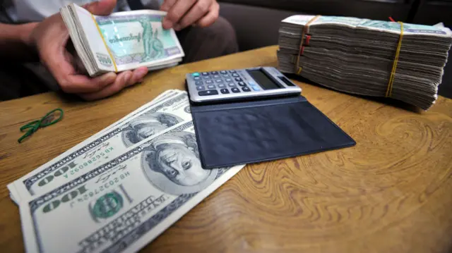 သွင်းကုန်သမားတွေ လိုအပ်တဲ့ ဒေါ်လာတွေကို ဗဟိုဘဏ်က လုံလုံလောက်လောက် ထုတ်ရောင်းမပေးတဲ့ အခြေအနေကို ရင်ဆိုင်နေရ