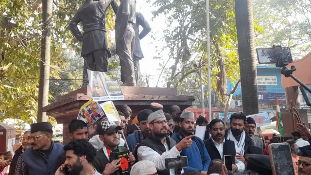 देहरादून तहसील स्थित शहीद स्मारक पर रैली का समापन हुआ जहां मोहित डिमरी ने लोगों को संबोधित किया.