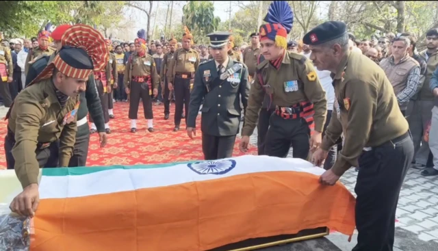 ਸੁਧੀਰ ਨਰਵਾਲ ਨੂੰ ਅੰਤਿਮ ਵਿਦਾਈ ਦੇਣ ਵੇਲੇ ਦੀ ਤਸਵੀਰ