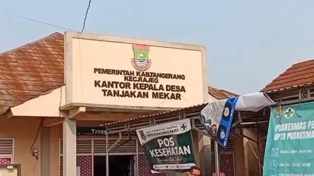 Warga yang tinggal dekat dengan TPA Jatiwaringin mengungsi ke Kantor Desa Tanjakan Mekar.