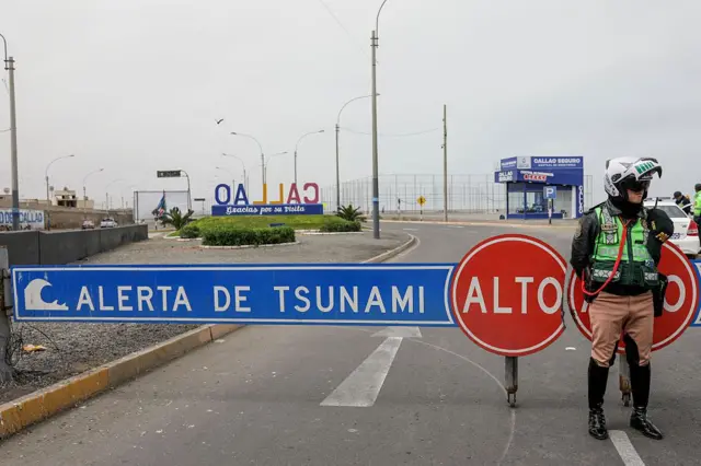 Cartel de alerta de tsunami en Perú