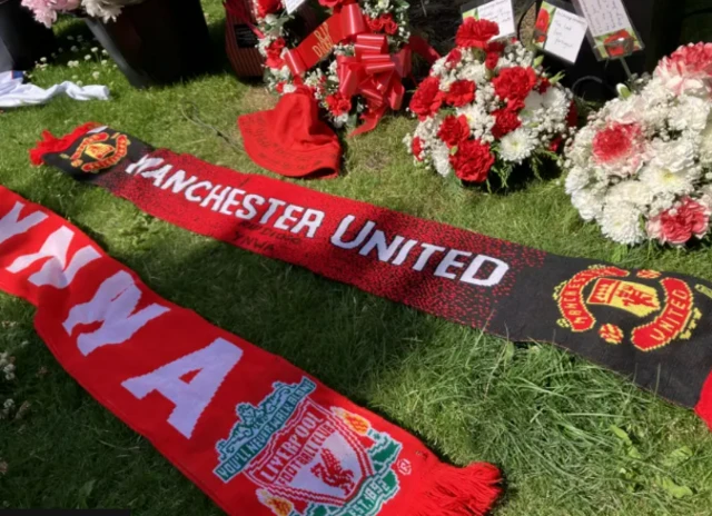Syal Manchester United bertuliskan 'RIP Diogo, YNWA' diletakkan di antara syal Liverpool FC di luar Stadion Anfield, Kamis (03/07).