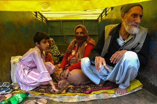 हा फोटो आहे लगामा या गावातला. हे गाव उरीमध्ये असून श्रीनगरपासून 100 किमी अंतरावर आहे. या व्यक्तीचं घर पाकिस्तानच्या हल्ल्यात उद्ध्वस्त झालं आहे.