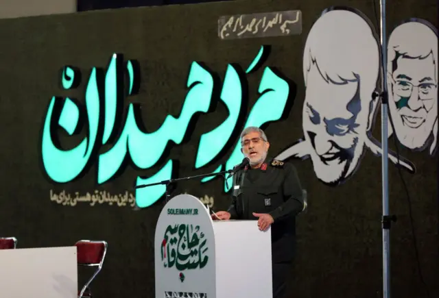 قاآنی در حال سخنرانی