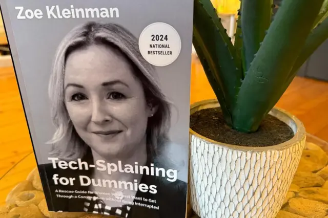 Обложка книги Tech-Splaining for Dummies, написанной искусственным интеллектом и стилизированной под Зои Клайнман.
