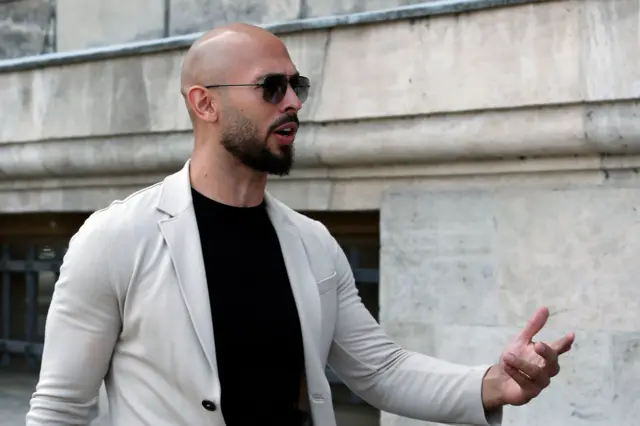 O ex-kickboxer profissional e influenciador de mídia social Andrew Tate chega ao tribunal de apelação na Romênia em junho de 2024