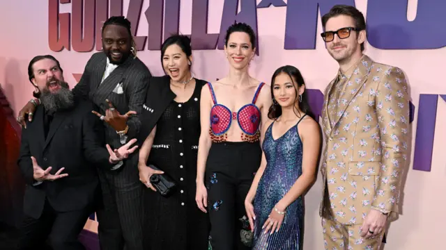 Kaylee Hottle posa junto a sus compañeros de reparto Adam Wingard, Brian Tyree Henry, Fala Chen, Rebecca Hall y Dan Stevens en el estreno de Godzilla X Kong: El Nuevo Imperio.