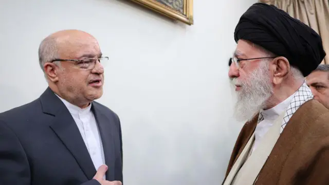 مجتبی امانی سفیر ایران در بیروت در کنار علی خامنه‌ای رهبر جمهوری اسلامی ایران