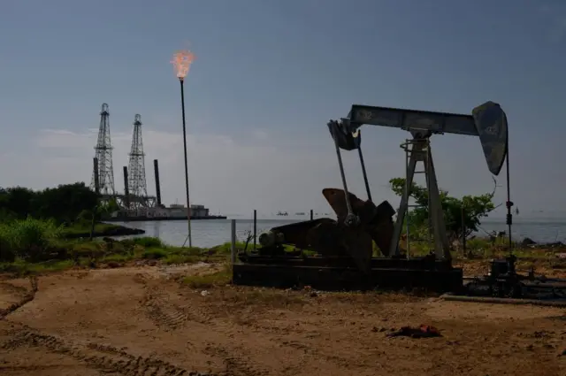 Un balancín de PDVSA en el lago de Maracaibo en Cabimas, estado de Zulia.