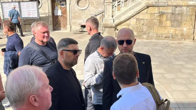 Колишні премʼєр-міністри України Володимир Гройсман і Арсеній Яценюк прибули на похорон 