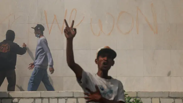 मङ्गलवार प्रधानमन्त्रीले राजीनामा दिएपछि विजयोत्सव गर्दै केही युवा