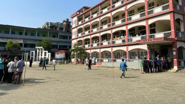 শহীদ স্মৃতি উচ্চ বিদ্যালয় কেন্দ্রে সাড়ে আট টার পর থেকে ভীড় কমতে থাকে