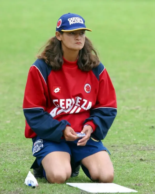 Guerrero de rodillas en el cesped