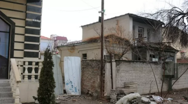 Гапар Айтиевдин Бишкектеги үйү күндөн-күнгөй кейпи кетип, кароосуз турат