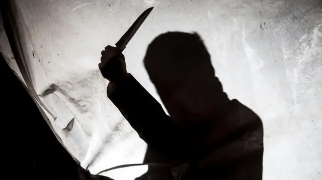 காதலிக்க மறுத்ததால் கல்லூரி மாணவியை குத்திய இளைஞர் தற்கொலைக்கு முயற்சி