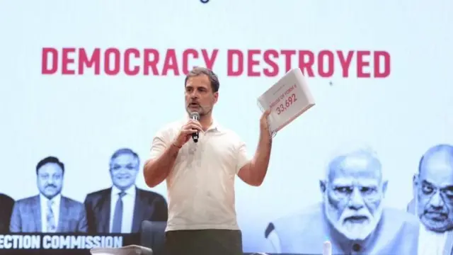 లోక్సభలో ప్రతిపక్ష నేత రాహుల్ గాంధీ, ఓటర్ లిస్ట్