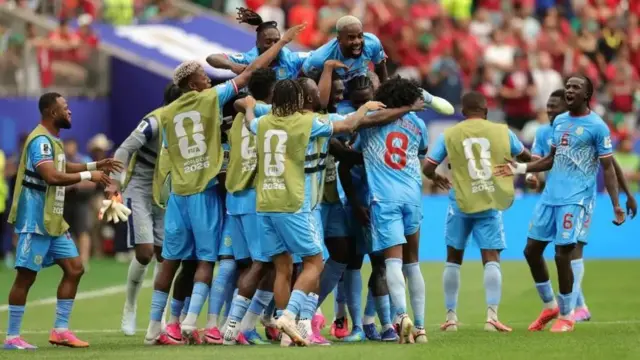 Abakinnyi ba DRC bishimira igitego cyo kunganya na Portugal. 