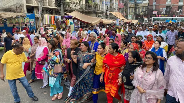 মিছিল নিয়ে দলীয় কার্যালয়ের দিকে আওয়ামী লীগের নেতাকর্মীরা।