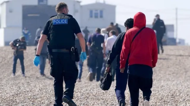 پولیس بریتانیا گروهی از مهاجران تازه وارد را همراهی میکند 