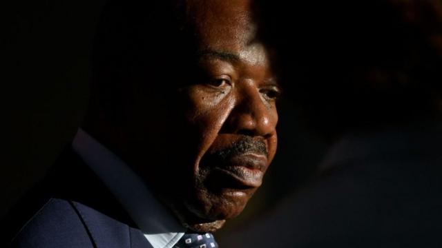 Homem negrojackpotworldcasinomeia idade e bigode olha para baixo