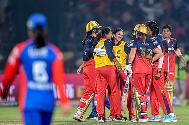 ਜਿੱਤ ਤੋਂ ਬਾਅਦ ਜਸ਼ਨ ਮਨਾਉਂਦਿਆਂ ਆਰਸੀਬੀ ਦੀਆਂ ਖਿਡਾਰਨਾਂ