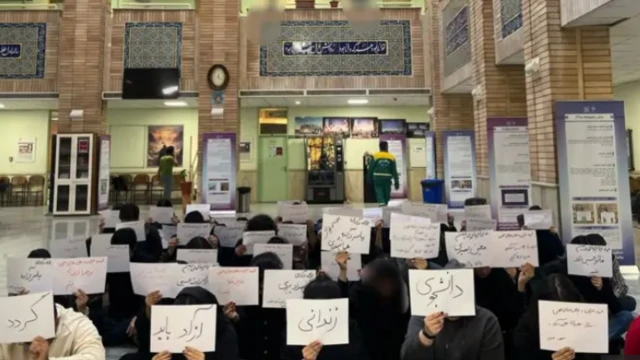 تجمع اعتراضی دانشجویان در دانشگاه امیرکبیر. آنها خواستار آزادی دانشجویان زندانی شدند