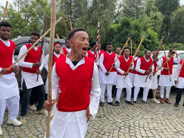 Mana nama tokkootti Goobee taphatanii yeroo maallaqni kennamuufitti marga jiidhaa sana irraa hammaaranii laatu. Sana boodas abbaan qe'ee fi dargaggootni goobe tapahatan wal ebbisuun akka gargar bahan himu.