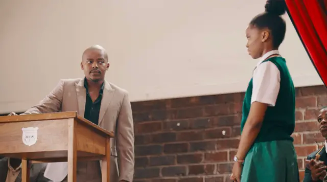 L'actrice Ayakha Ntunja, qui joue le rôle de la nouvelle fille Amo.