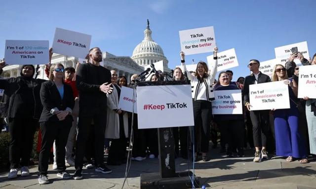Một đám đông biểu tình phản đối dự luật cấm TikTok nổ ra tại tòa nhà Quốc hội ở thủ đô Washington
