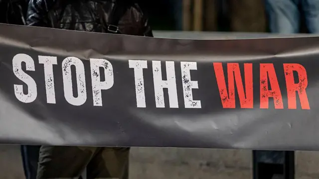 لافتة مكتوب عليها 