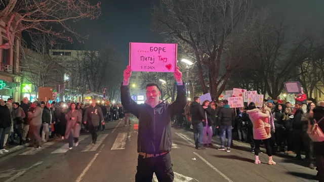 Čovek sa transparentom: Bore pitaj Taru