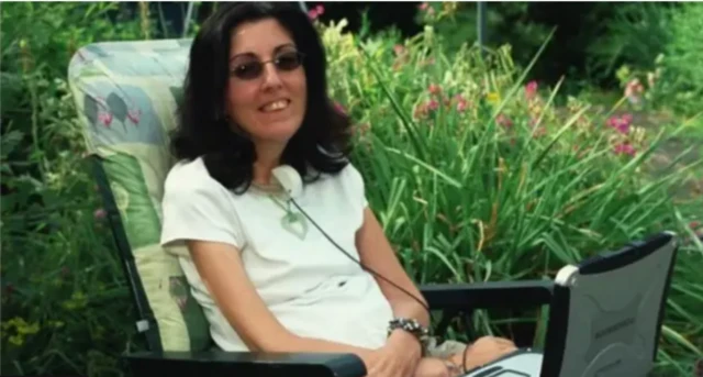 Sarah Ezekiel ilk hasta olduğu dönemde evinin bahçesinde oturuyor.