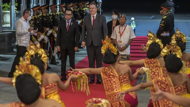 Menteri Perbubungan Budi Karya Sumadi (kiri) bersama Gubernur Bali I Wayan Koster (kanan) menyambut kedatangan Menteri Luar Negeri Meksiko Marcelo Ebrard Casaubon (tengah) setibanya di terminal VVIP I Bandara I Gusti Ngurah Rai Bali, Minggu (13/11/2022). 