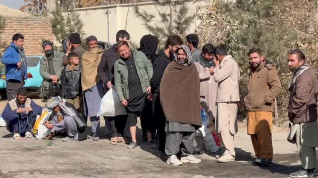 صفهای طولانی مردم برای خرید زغال ارزان قیمت دولتی در یکی از مراکز توزیع در کابل نوامبر ۲۰۲۵