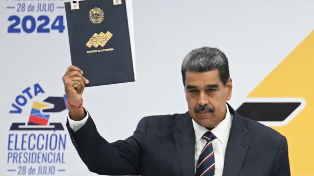 El presidente venezolano Nicolás Maduro hace un gesto durante su proclamación en la sede del CNE en Caracas el 29 de julio de 2024, un día después de las elecciones presidenciales venezolanas.