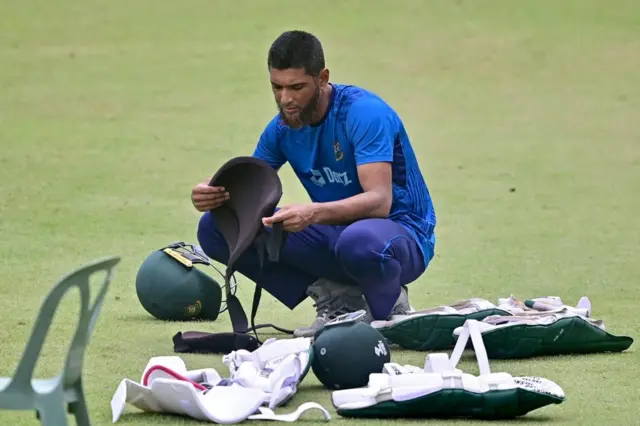 এশিয়া কাপের দলে জায়গা না পাওয়ার পর মাহমুদুল্লাহ রিয়াদকে দলে রাখার জন্য সমর্থকরা 