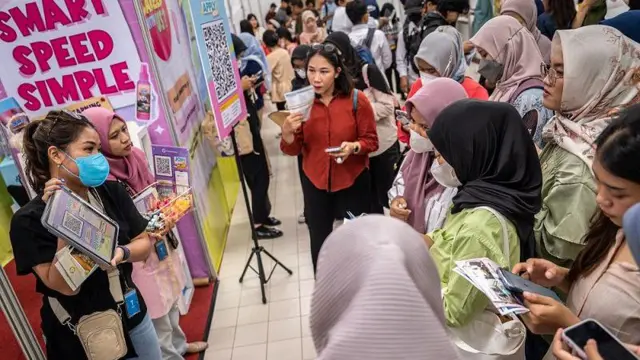 Petugas melayani para pencari kerja di salah satu stan perusahaan saat Job Fair 2024 di Jakarta, Rabu (8/5/2024).