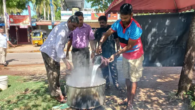 "ඒත් ඇත්තටම යුද්ධයේ අවසන් දිනවල මුල්ලිවයික්කාල් වෙරළ තීරයේ හිටපු මිනිස්සු බීපු කැඳ එකෙයි,දැන් ඔය පාරවල් අයිනේ දෙන කැඳ එකයි සම්පූර්ණයෙන්ම වෙනස්." "මුල්ලිවයික්කාල් වෙරළ තීරයේ අවසන් දවස්වල හිටපු මිනිස්සු ජිවිතේ අවසන් දිනය කියලා හිතාගෙන තමයි ඒ කැඳ එක බිව්වේ.ඒ කැඳ එකට ලුණු තිබුණත් එකයි,නැතත් එකයි."