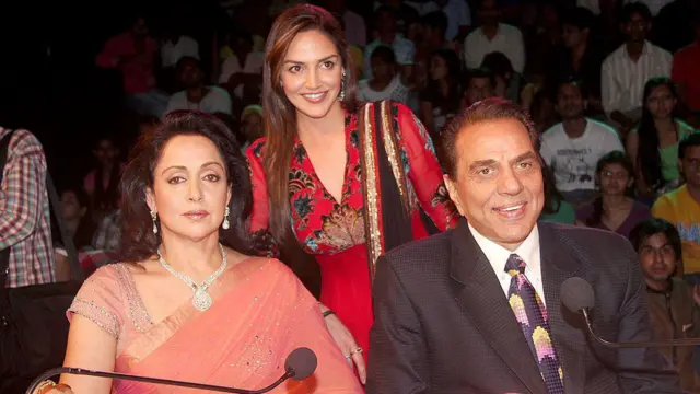 ਹੇਮਾ ਮਾਲਿਨੀ ਅਤੇ ਧਰਮਿੰਦਰ ਧੀ ਈਸ਼ਾ ਦਿਓਲ ਨਾਲ